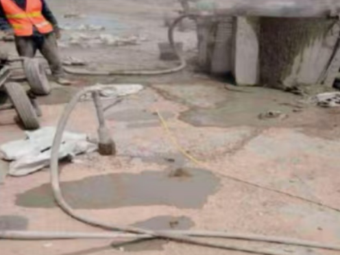 丘北水泥混凝土路面板底注浆技术 路面脱空注浆整治方案