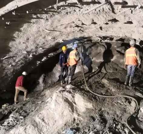 丘北拱顶带模注浆料的施工流程及注意事项